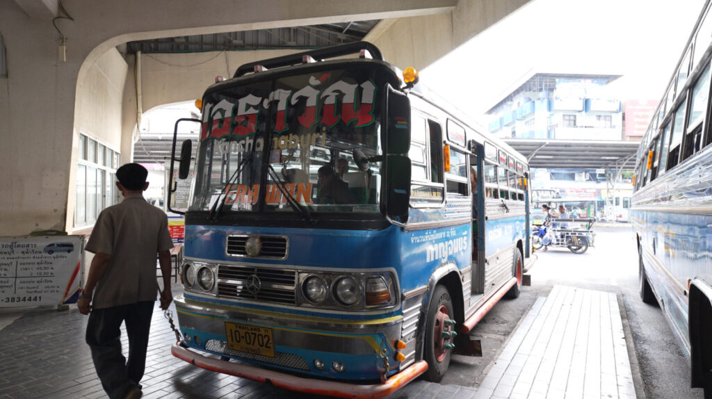 エラワンの滝行きのバス