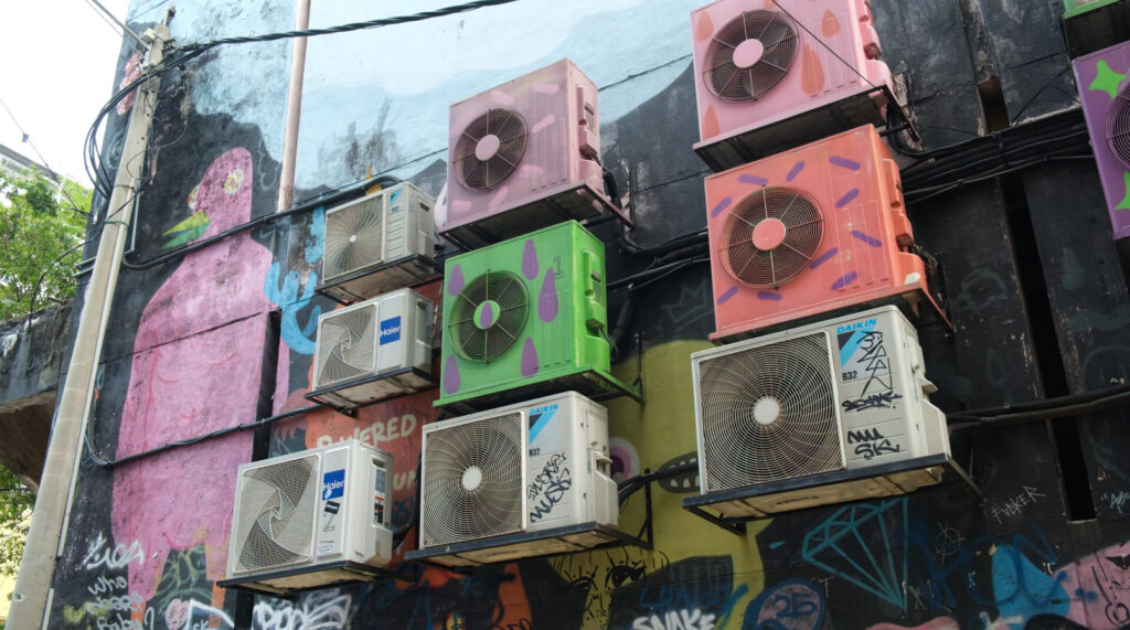 色鮮やかな室外機