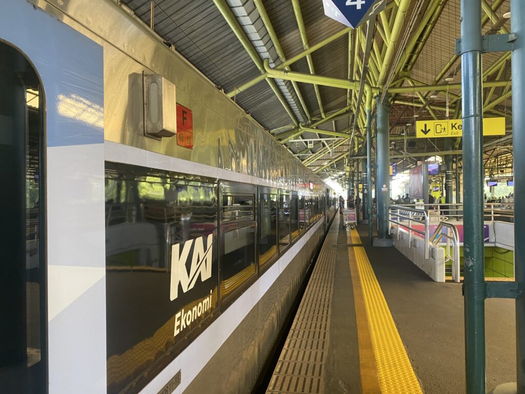 ジョグジャカルタ行きの列車