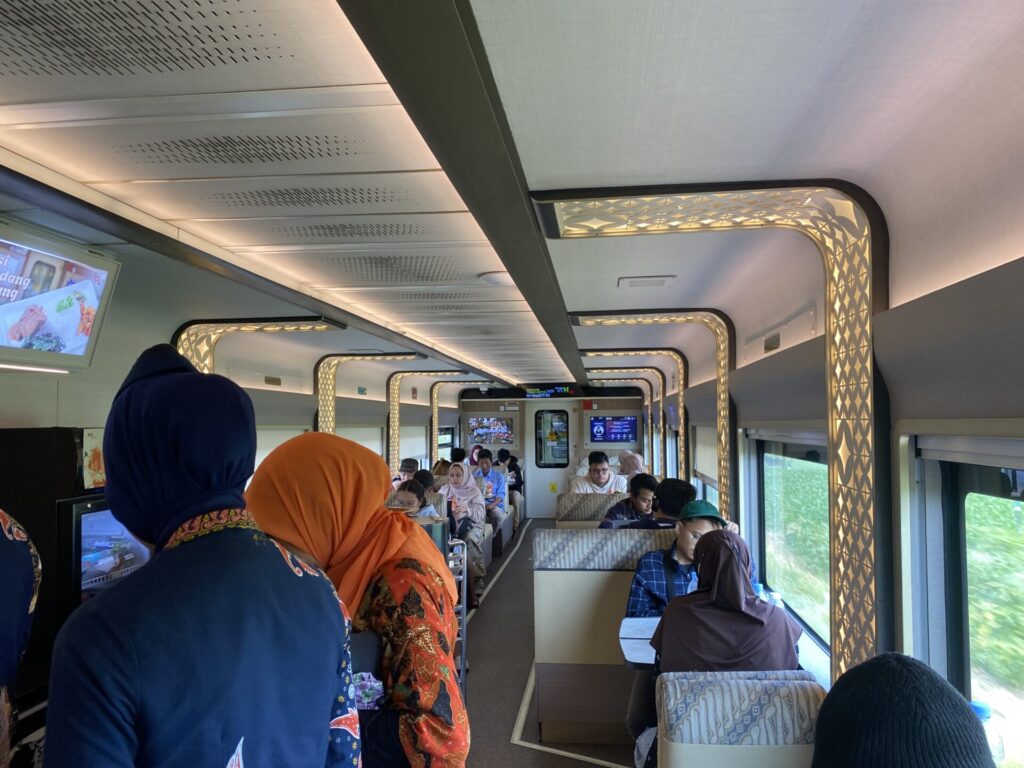 食堂車の様子