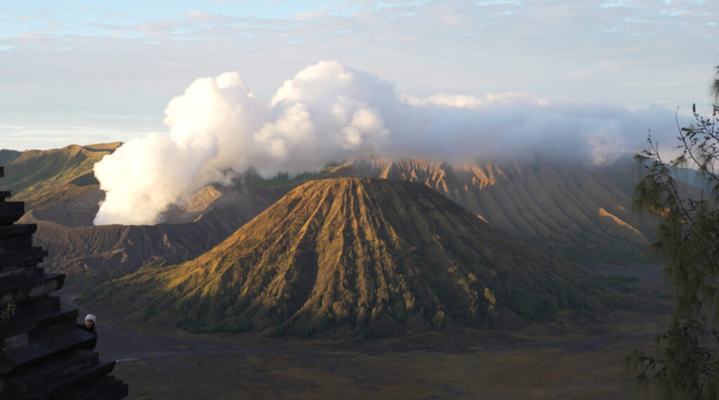 朝日に照らされる山