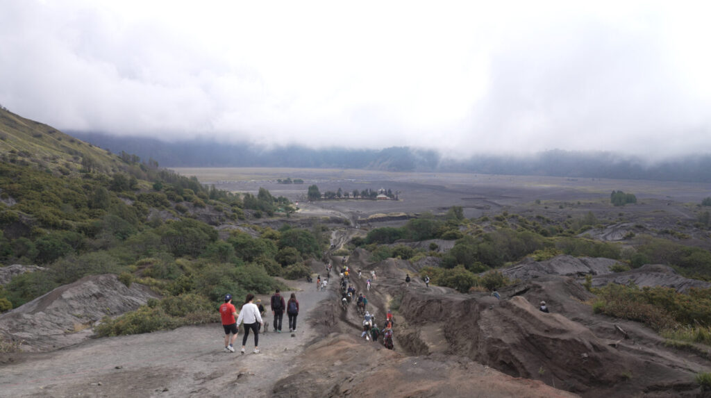 ブロモ山登山①