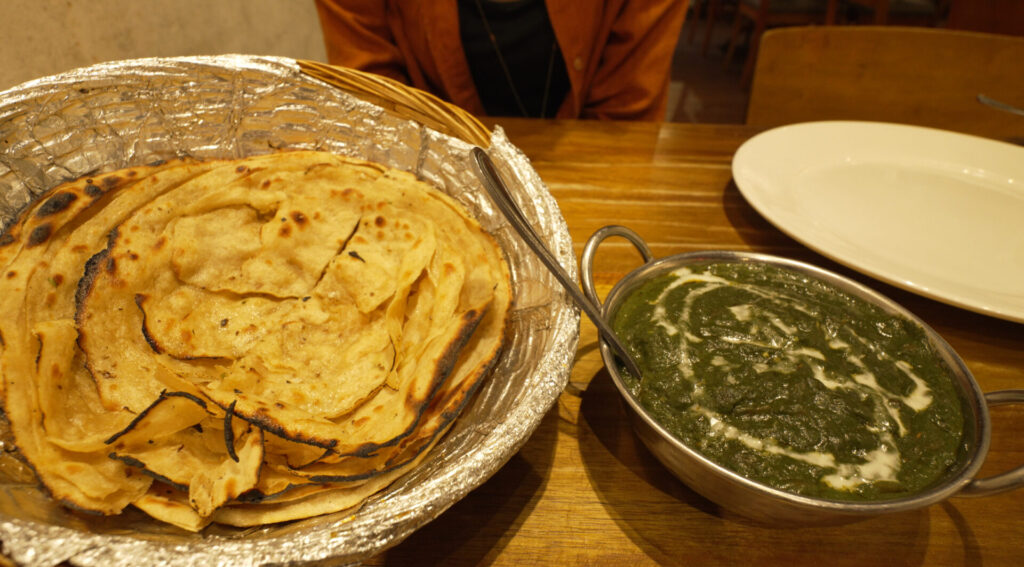 パラタとほうれん草チーズカレー