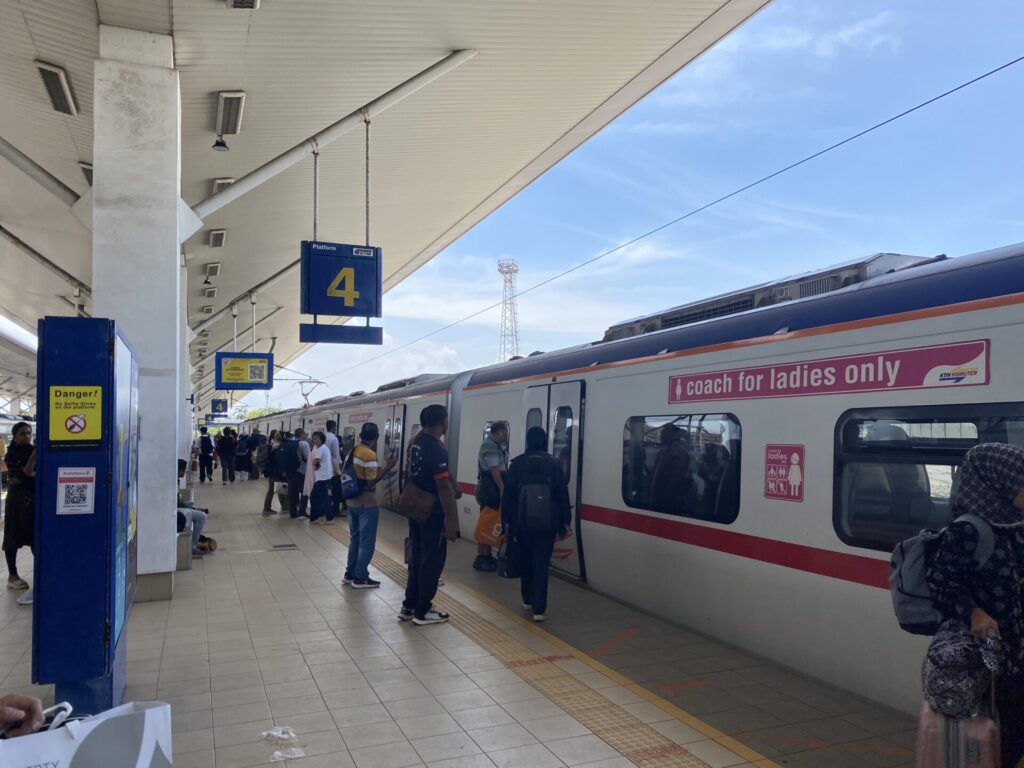 パダンベサール行きの電車