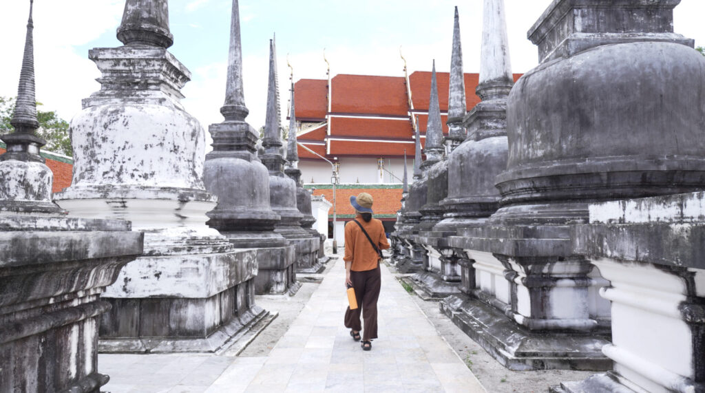 寺院内を歩く様子