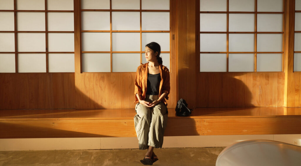 カフェの縁側に座る