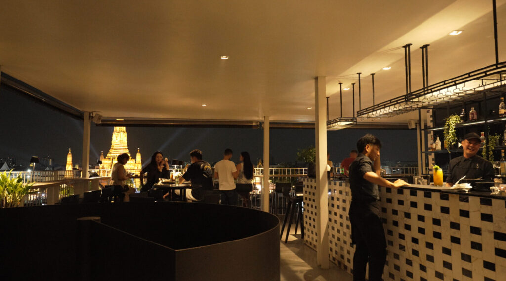 ルーフトップバーの店内