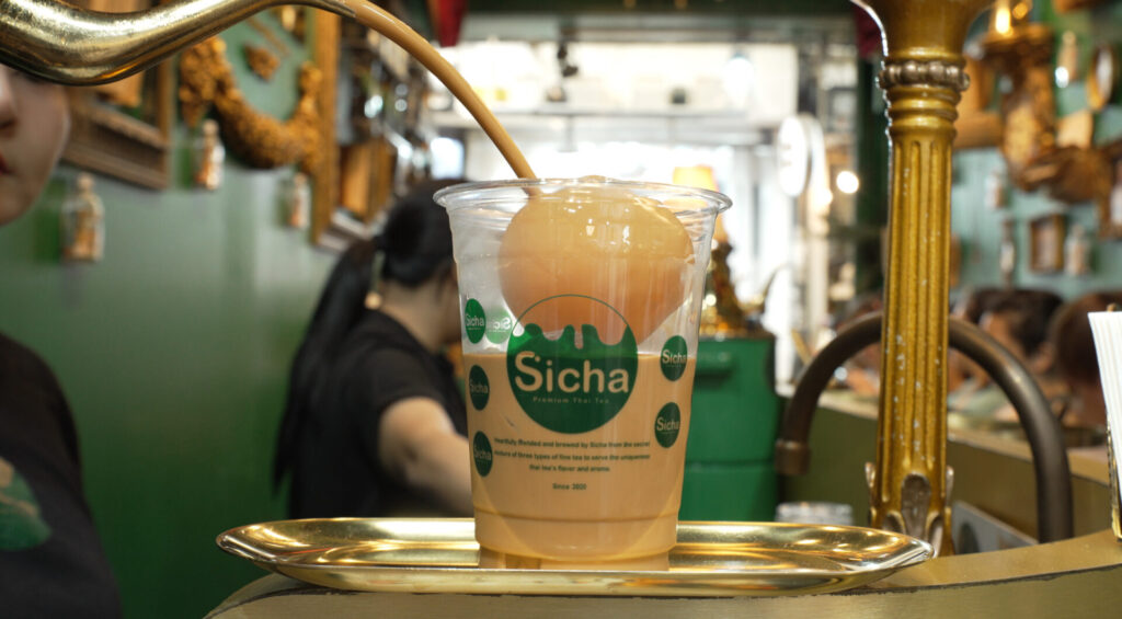 プレミアムタイティーを注ぐ様子