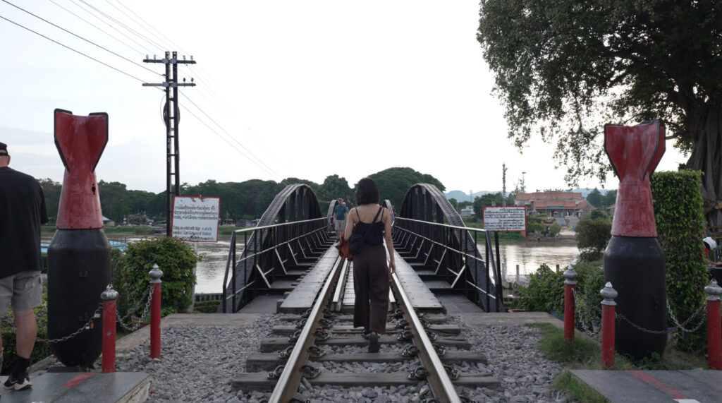 クウェー川鉄橋を歩く様子
