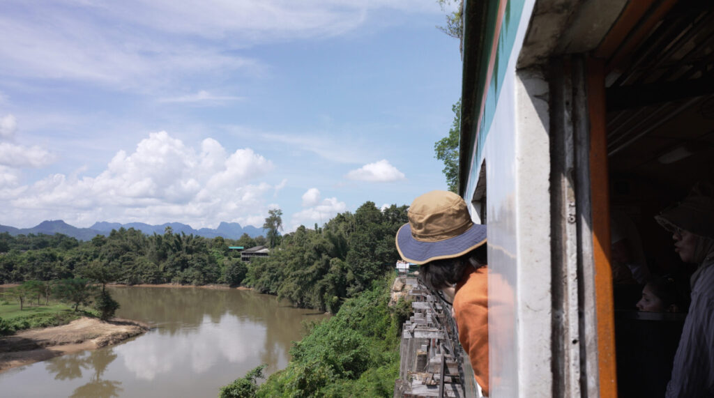 断崖絶壁の線路