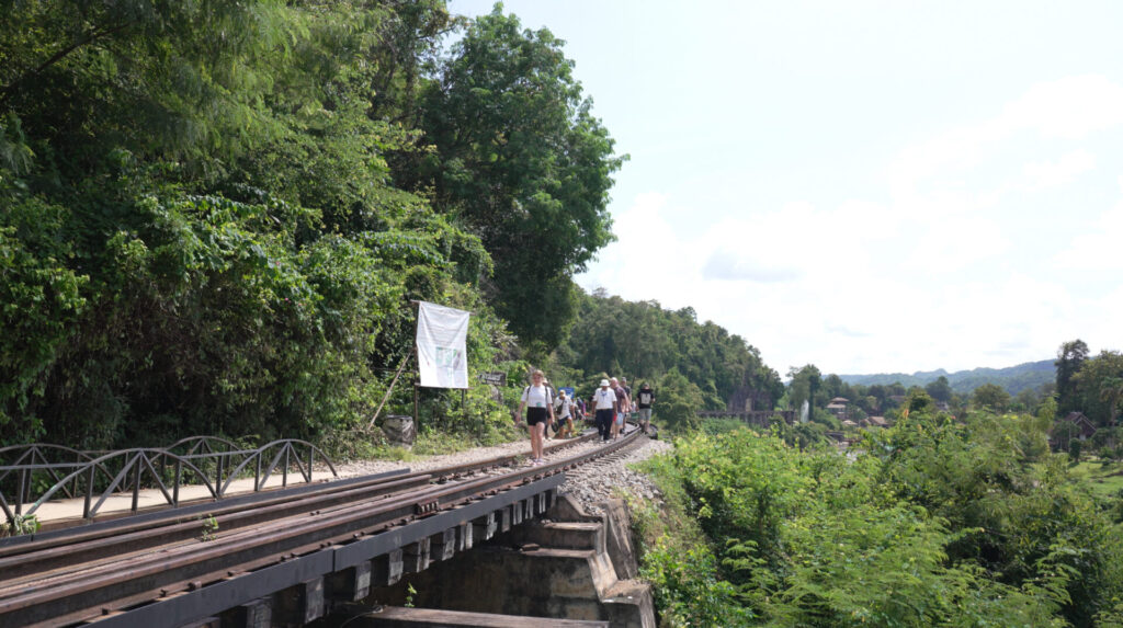 橋の上を歩く様子