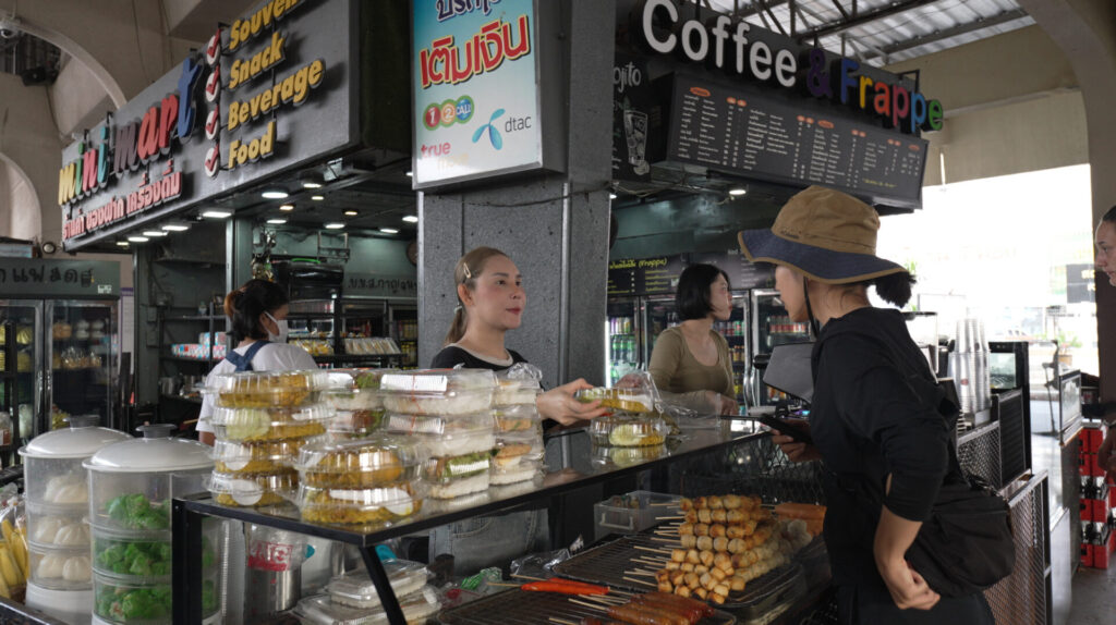 バスターミナルのカフェ