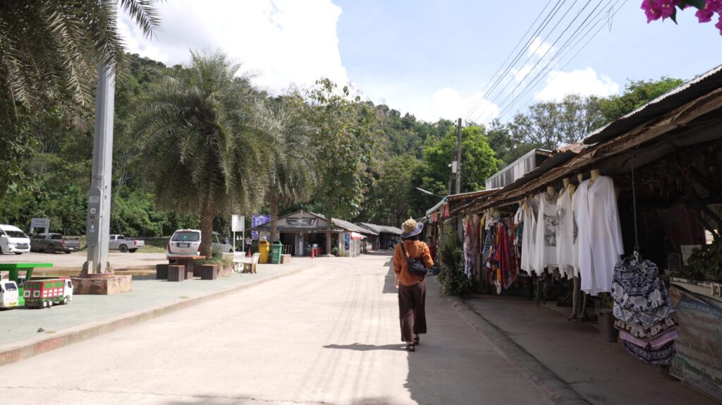 タムクラセー駅周辺の様子