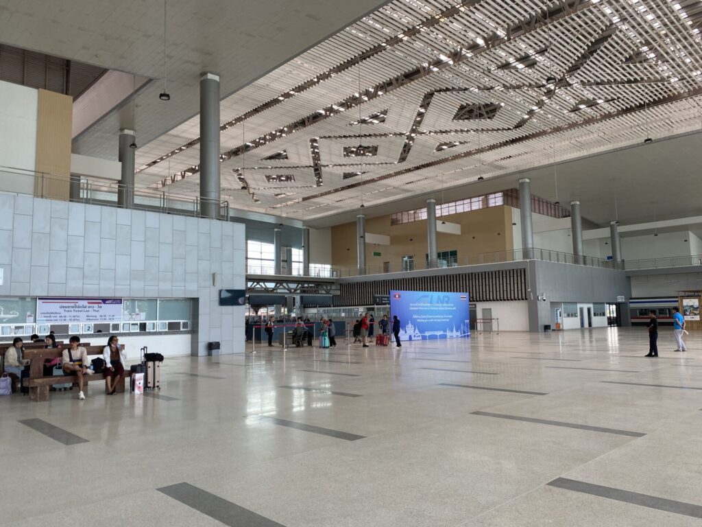 カムサワート駅構内の写真②