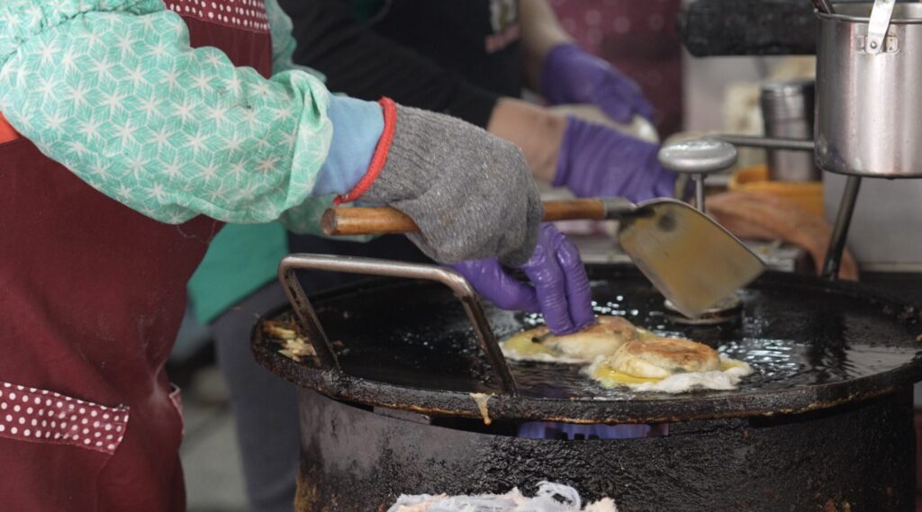 葱油餅を作る様子