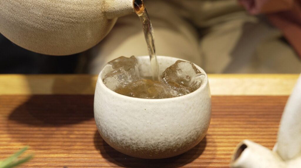 台湾茶を注ぐ様子