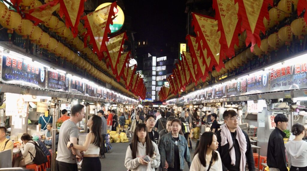 廟口夜市のメインロード